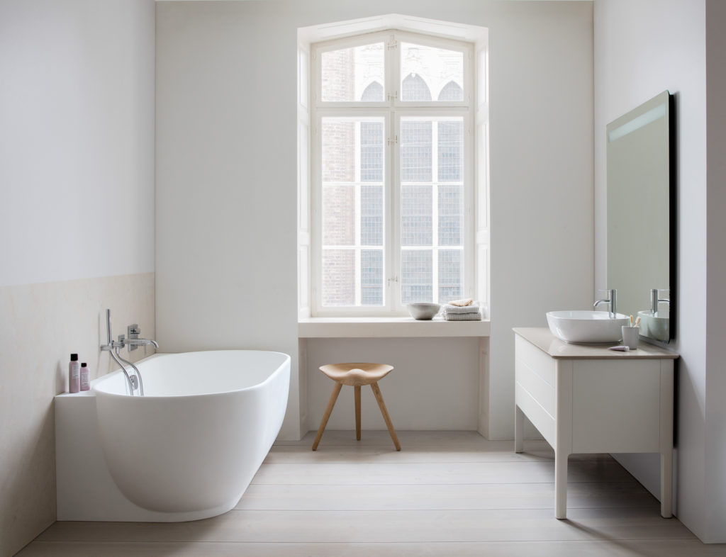 Duravit Luv vaňa a umývadlová miska s kúpeľňovým nábytkom