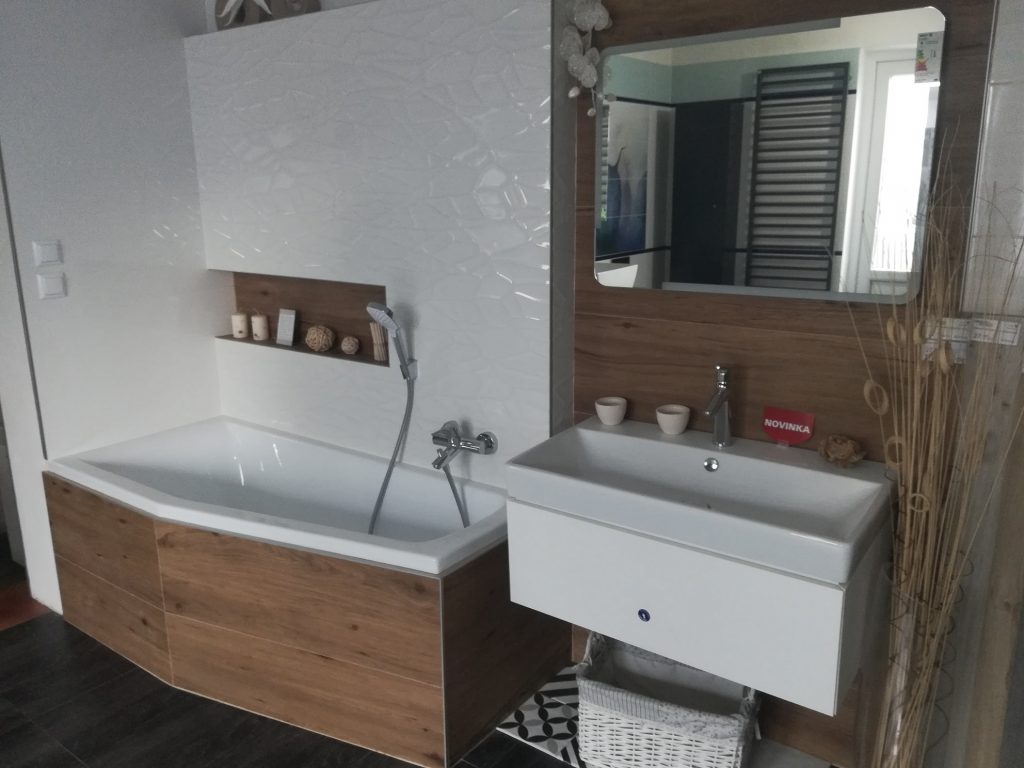 Kúpeľňové štúdio JAVETA - vzorová kója modernej kúpeľne s rohovou vaňou