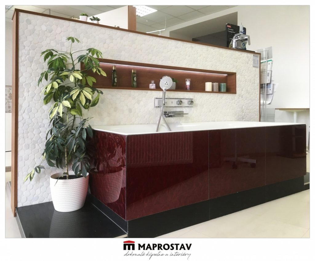 Kúpeľňové štúdio MAPROSTAV zabudovaná vaňa s bordovým obkladom, sprcha HANSGROHE