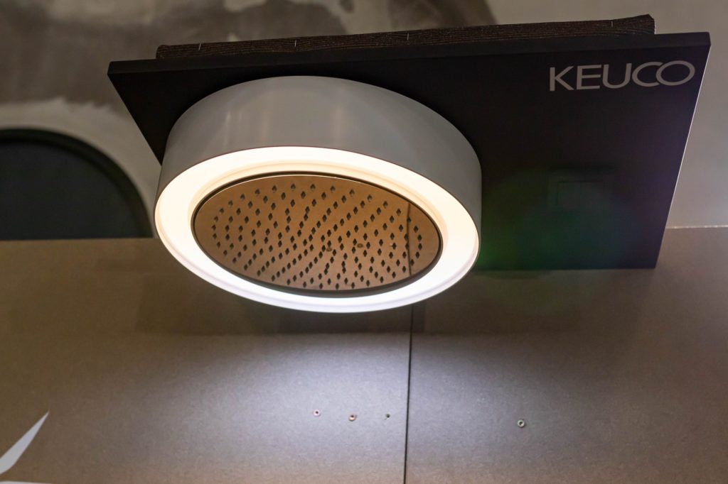 Mybath výstava ISHsk 2021 - KEUCO Hlavová sprcha s osvetlením
